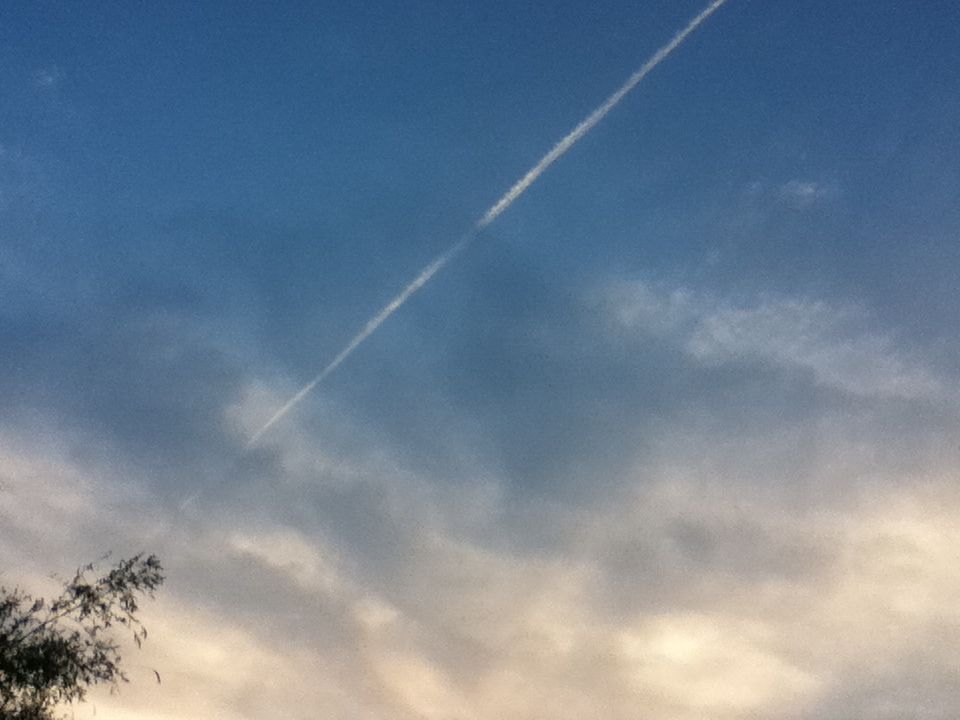 朝の散歩 飛行機雲 バーバーショップハシモト